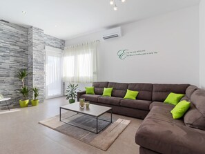 Villa | Living room - Serene Holiday Home in Novigrad With Private Pool (Novigrad)