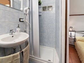 Apartment | Bathroom - Modern Apartment in Catania Near Playa Seafront (Catania)