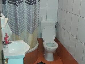 Apartment | Badezimmer | Duschwanne, Haartrockner, Handtücher