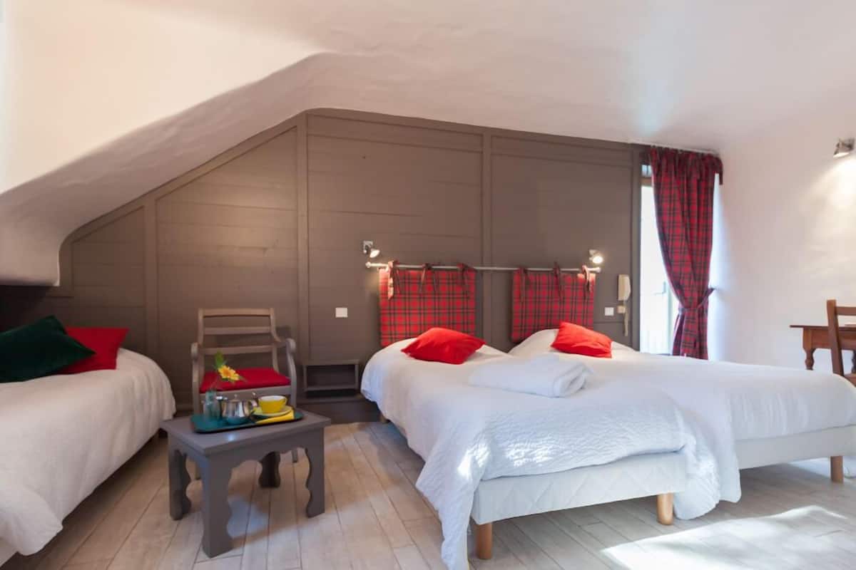 Chambre Triple Supérieure | Coffres-forts dans les chambres, ameublement personnalisé