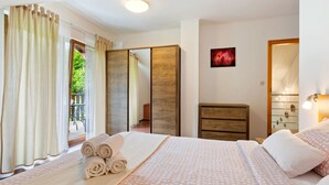 Unclassified image, 4 of 38, button - Picturesque Holiday Home in Sumartin near Sea (Otocac)