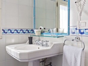 Shower, towels - Classic Villa in Firenze With Whirlpool (Florence)
