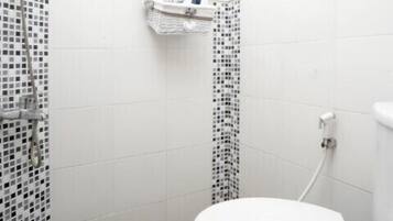 Deluxe Room | Bathroom | Shower, free toiletries, towels
