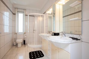 Bañera, toallas, jabón y champú