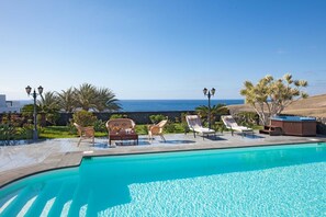 Una piscina climatizada, tumbonas