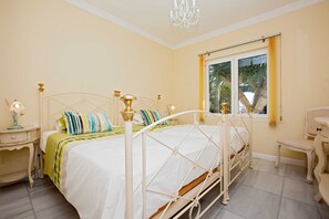 3 slaapkamers, een strijkplank/strijkijzer, gratis wifi, beddengoed