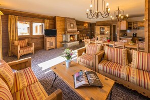 TV, fireplace - Luxury Chalet with Pool (Bourg Saint Maurice)