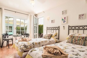 4 chambres, fer et planche à repasser, Wi-Fi gratuit, draps fournis