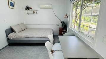 Dubbelrum för familj - 1 sovrum - icke-rökare - utsikt mot floden | Allergitestade sängkläder och arbetsyta för laptop