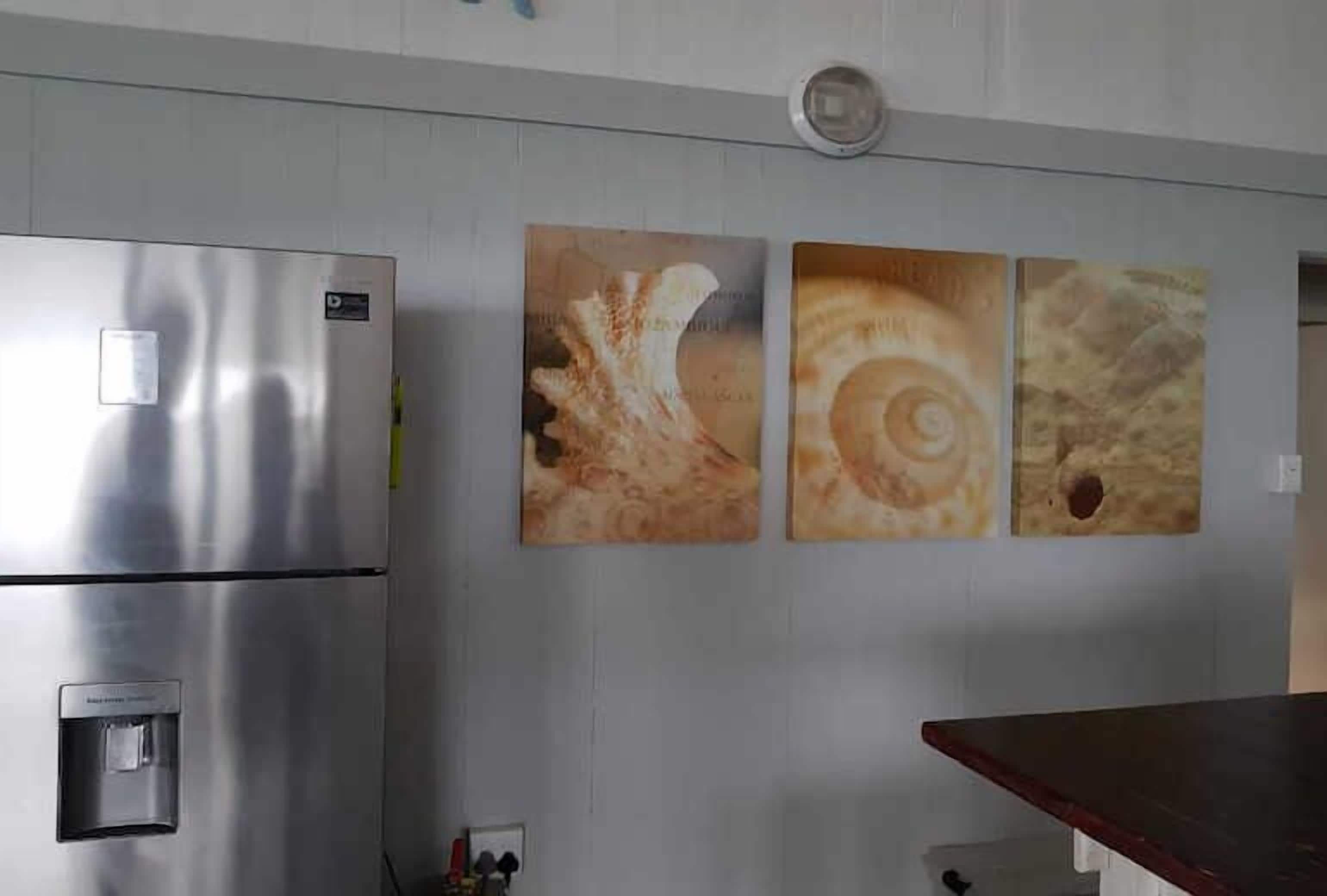 Rumah | Dapur pribadi | Lemari es, microwave, dan peralatan masak/sendok-piring