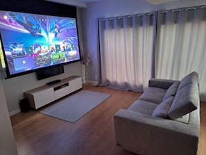 Una televisión, videojuegos, libros