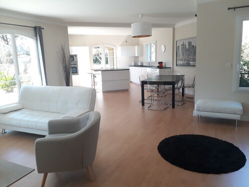 Villa 6 pers, close to the beach, with regular cleaning service