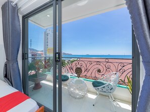 Family Studio Suite | Minibar, desk, free WiFi, bed sheets - OYO 1028 Flower House Apartment (Nha Trang)