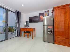Family Studio Suite | Minibar, desk, free WiFi, bed sheets - OYO 1028 Flower House Apartment (Nha Trang)