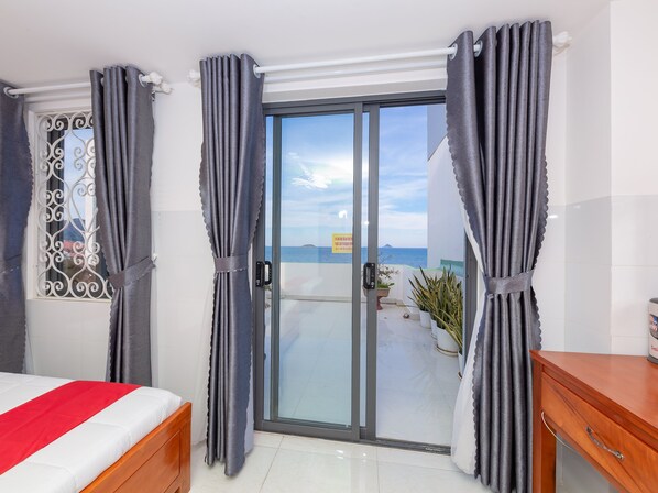 Family Studio Suite | Minibar, desk, free WiFi, bed sheets - OYO 1028 Flower House Apartment (Nha Trang)