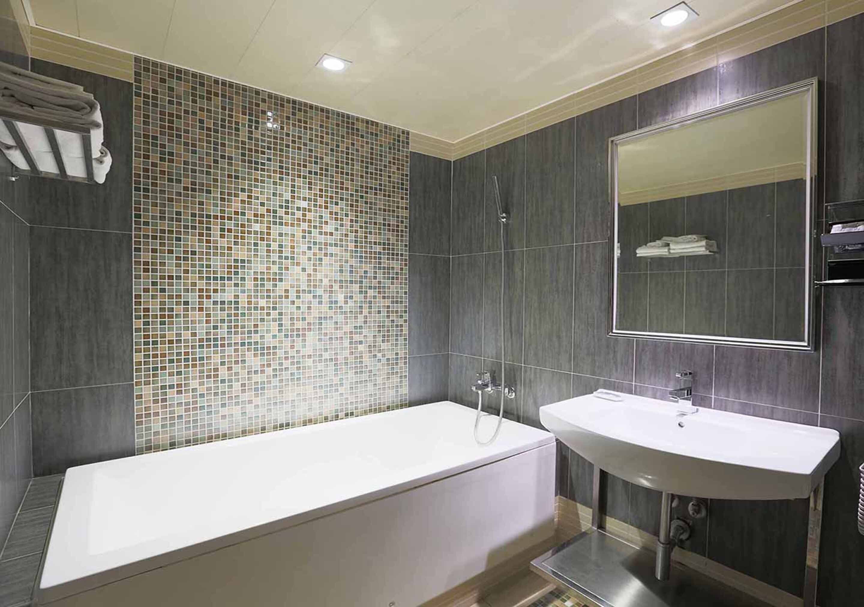 Combined shower/tub, hair dryer, slippers, towels