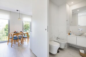 Studio exécutif, 1 lit double, non-fumeur | Salle de bain | Douche, douche cascade, séchoir à cheveux, bidet