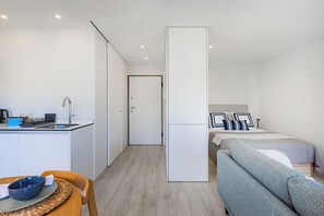 Estudio ejecutivo, 1 cama matrimonial, para no fumadores | Área de sala de estar | Televisión de pantalla plana 