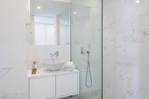 Executive Studio, 1 Double Bed, Non Smoking | Bathroom | Shower, rainfall showerhead, hair dryer, bidet