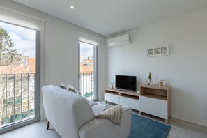 Studio Desain | Ruang keluarga | TV layar datar