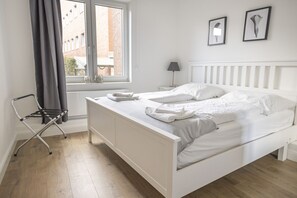 2 kamar tidur dan dilengkapi dengan perabotan berbeda-beda