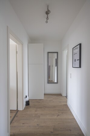 ベーシック アパートメント | リビング エリア | 薄型テレビ