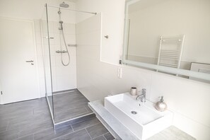 Apartemen Keluarga | Kamar mandi | Pengering rambut, handuk, sabun, dan tisu toilet