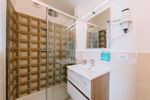 Habitación estándar | Baño | Secadora de cabello, bidet, toallas, jabón