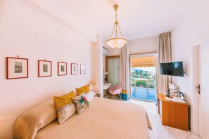 Habitació clàssica | Minibar, caixa forta a l'habitació, escriptori i cortines opaques 