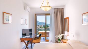 Deluxe-Zimmer | Minibar, Zimmersafe, Schreibtisch, Verdunkelungsvorhänge