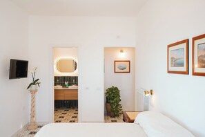 Deluxe-rum | Minibar, värdeförvaringsskåp på rummet och skrivbord