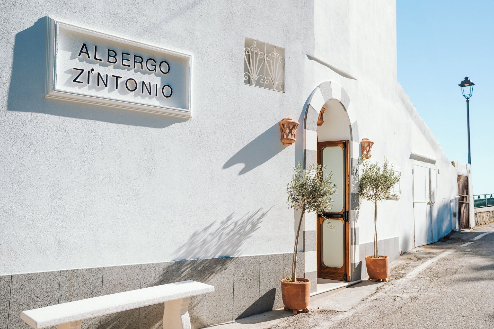 Vista frontal de la propiedad