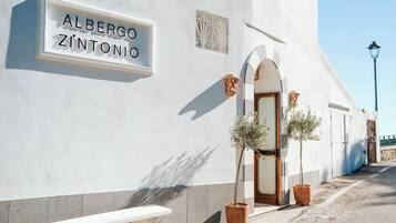 Vista frontal de la propiedad