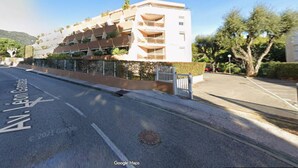 Un hôtel à plusieurs étages, doté d’un design moderne, de balcons et d’un espace de stationnement.