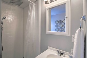 Douche à « effet pluie », articles de toilette gratuits, sèche-cheveux