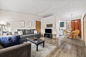 Smart TV, Netflix, Hulu, streaming services - Fenced Backyard | Near Mall & Hospitals (39) (Boise)