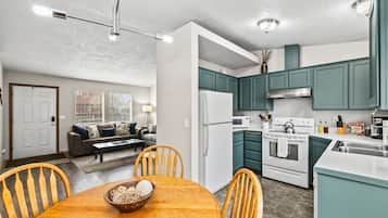 Frigorífic, microones, forn i placa de cuina