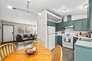 Fridge, microwave, oven, stovetop - Fenced Backyard | Near Mall & Hospitals (39) (Boise)