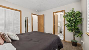 4 bedrooms, iron/ironing board, free WiFi, bed sheets