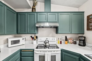 Kylskåp, mikrovågsugn, ugn och spishäll