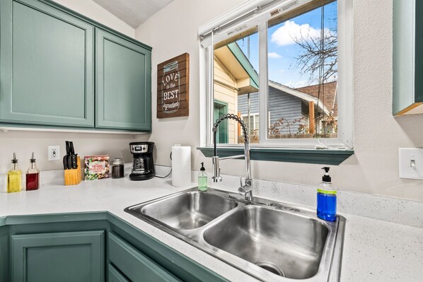 Fridge, microwave, oven, stovetop - Fenced Backyard | Near Mall & Hospitals (39) (Boise)