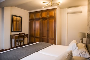 Habitación estándar con 2 camas individuales | Cunas (de pago), wifi gratis, ropa de cama