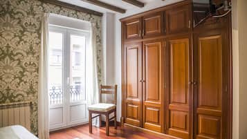 Habitación estándar con 2 camas individuales | 3 habitaciones, cunas, wifi gratis y ropa de cama