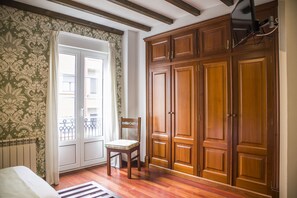 Habitación estándar con 2 camas individuales | Cunas (de pago), wifi gratis, ropa de cama