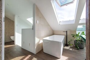 Combined shower/tub, hair dryer, towels, soap - harbourside luxury (Kurraba Point)