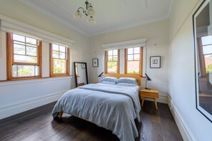 2 bedrooms, iron/ironing board, free WiFi, bed sheets - harbourside luxury (Kurraba Point)