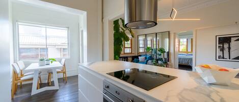 Frigorífico, microondas, horno y placa de cocina