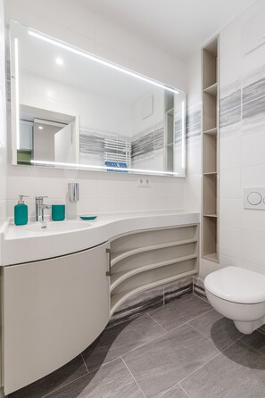 Business Single Room | Bathroom | Shower, free toiletries, hair dryer, towels - The Brucklyn Apartments (Erlangen)