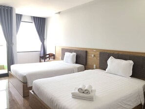 Deluxe Quadruple Room | Desk, free WiFi, bed sheets - OYO 1127 Hana Hotel Nha Trang (Nha Trang)