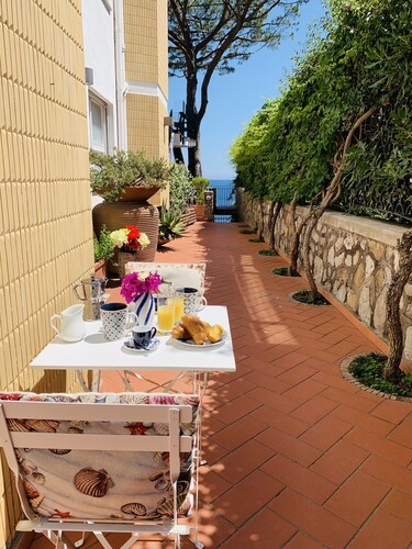 Felicia's corner studio apartment 2 steps from the sea